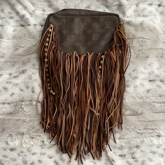 Louis Vuitton Handbags - Vintage Boho Loves Louis Clutch *damaged zipper*